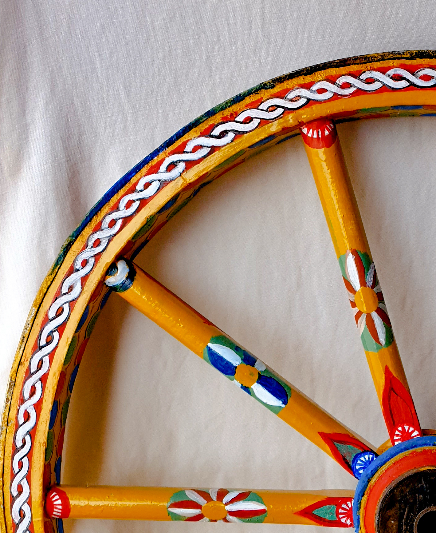 ruota di carretto dipinta smalto e olio